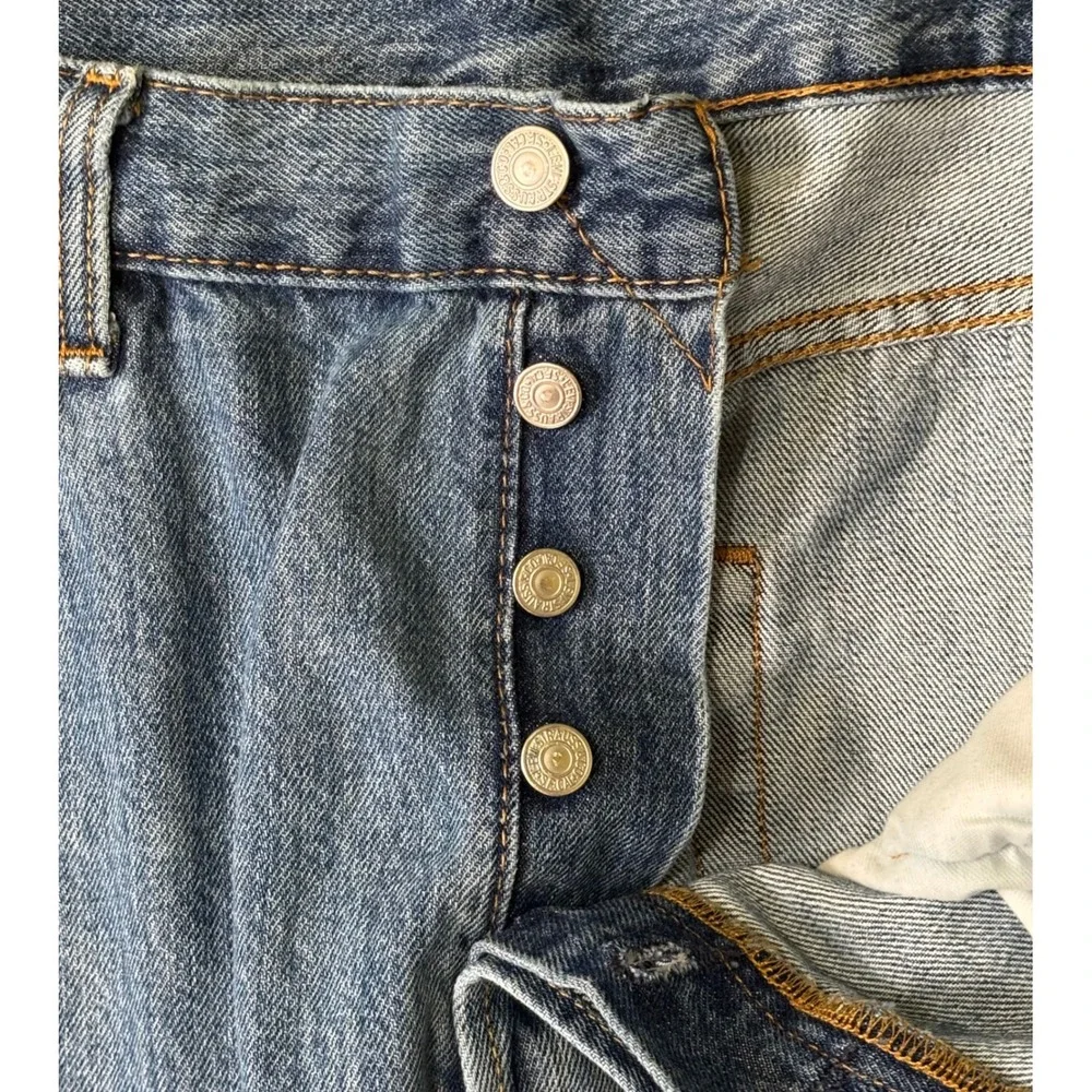 Levi's 501 Original Fit Button Fly Jeans Mens 36x30 Medium Wash Denim - Picture 4 of 7